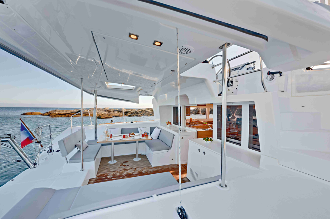 Aft deck cockpit with U-shaped seating for outdoor dining